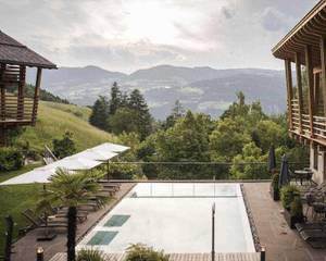 Presulis Hideaway Apartments & Restaurant