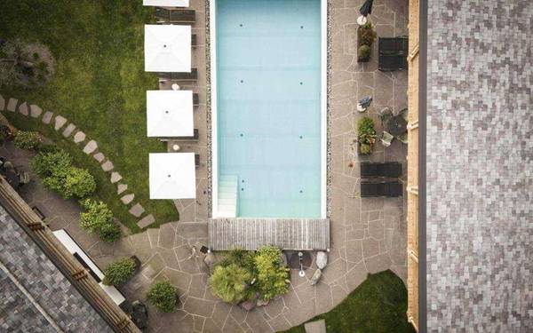 Presulis Hideaway Apartments & Restaurant